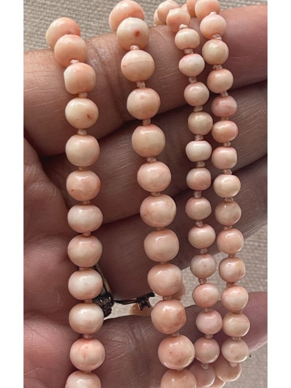 30" 44.47 g Coral Graduated Hand Knotted Necklace With 14k Gold Clasp Vtg